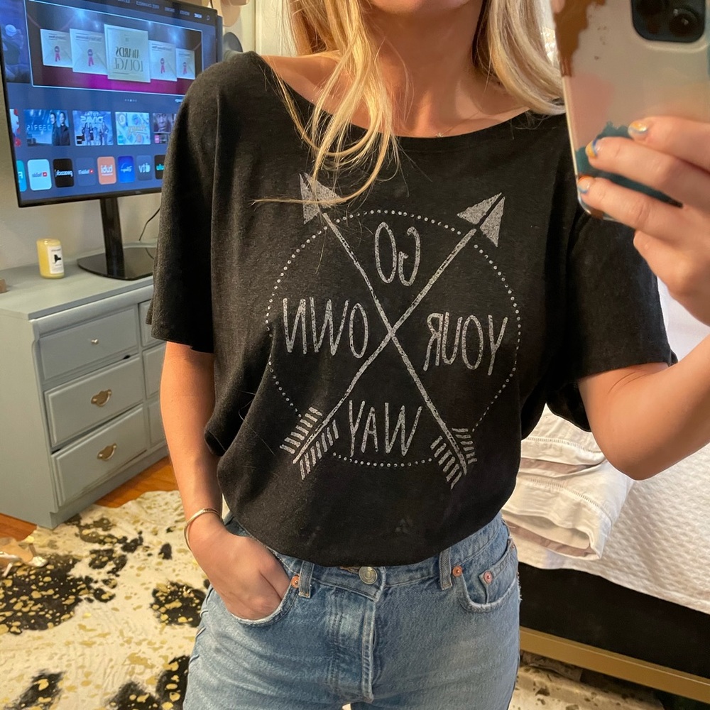 Black graphic tee “go your own way”